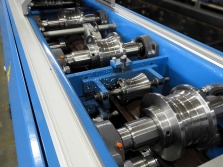 Valla de estacas de metal que forma la máquina